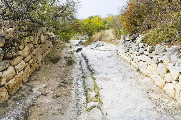 Photo stone road in medieval town chufutkale in crimea