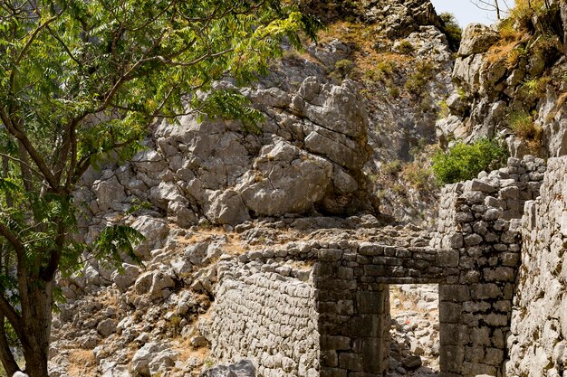 Photo stone ruins in the mountains