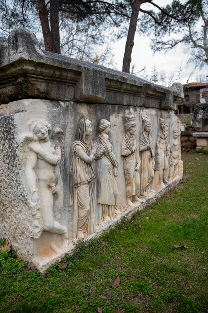 Photo stone sculpture stone sculptures from the ancient greek empire museum visitors visiting stone