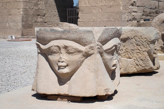 Каменная скульптура с лицами богини Хатор древнего египетского храма Дендра Египет