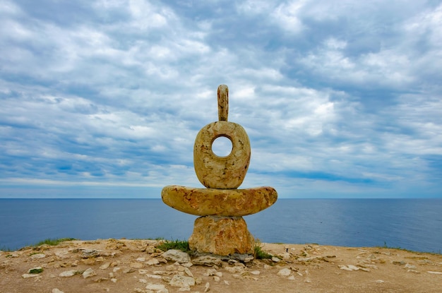 Foto una scultura in pietra con un buco nel mezzo che dice 