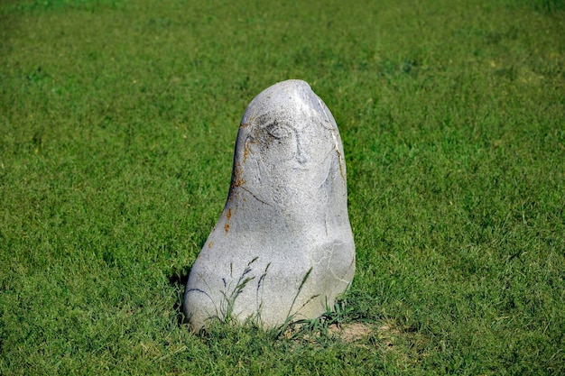 Foto sculture in pietra intorno alla burana tower nel nord del kirghizistan