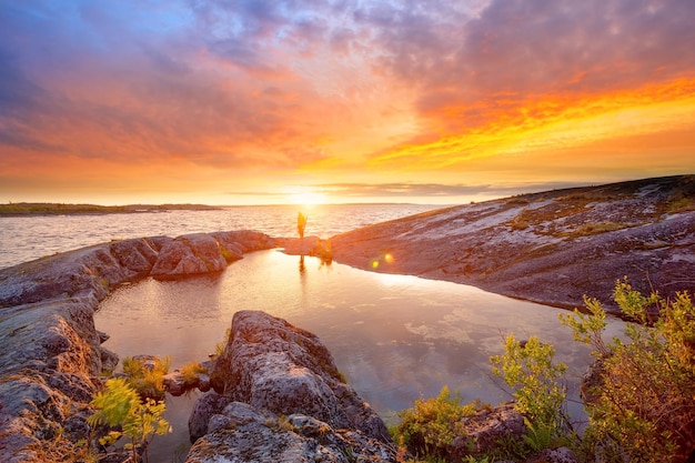 Photo stone shore of the lake at sunset