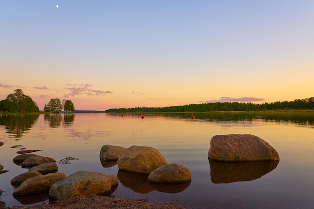 La riva di pietra del lago al tramonto