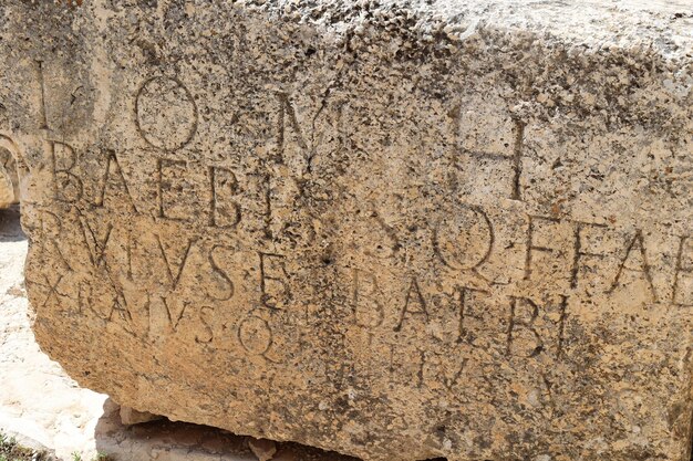 Photo a stone slab with the words 