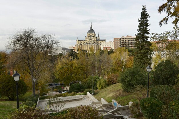 Photo stone staircase that goes down the cuesta de las vistillas with the almudena cathedral in the background