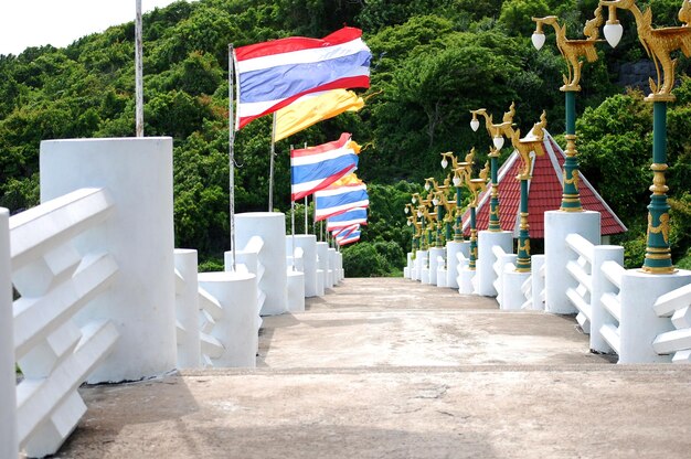 タイの人々と外国人旅行者のための石の階段の小道は、タイのチョンブリのシーチャン島地区の都市にあるタイ湾のシーチャン島と山を訪問します。