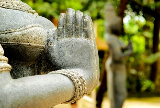 Photo stone statue of indian woman holding her hands together in namaste india