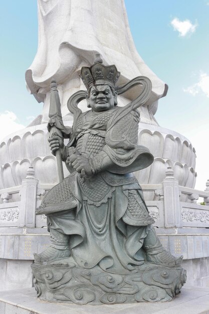 Photo a stone statue of a man with a big smile on his face