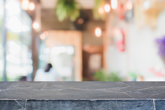 Tavolo in pietra e sfondo interno ristorante sfocato - può essere utilizzato per la visualizzazione o il montaggio dei vostri prodotti.