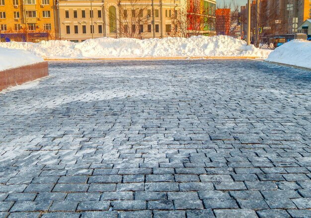 Foto la consistenza della pietra di una strada cittadina in inverno