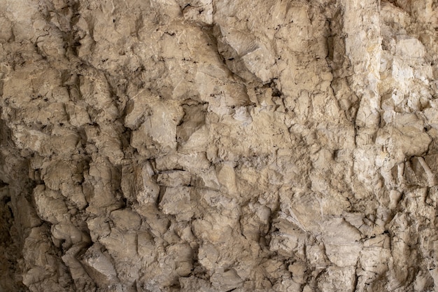 Muro di pietra in una grotta nella natura