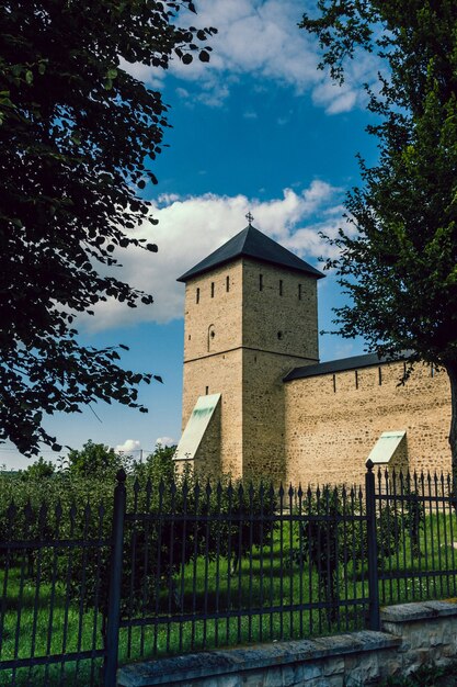 Каменная стена в монастыре Драгомирна в Буковине, Румыния