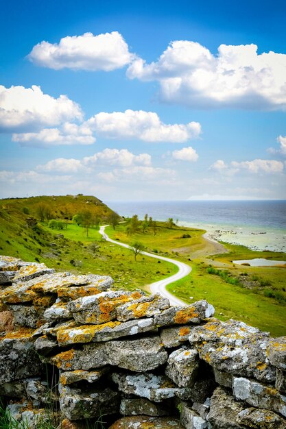 Photo stone wall on the edge of the ridge