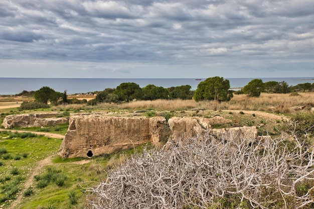 Foto muro di pietra sul campo contro il cielo