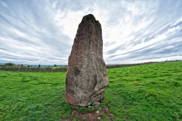 Foto muro di pietra sul campo contro il cielo