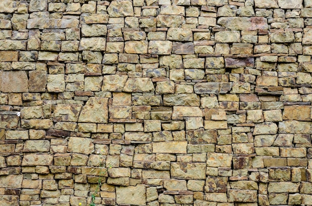 Un muro di pietra fatto di pietre di forma irregolare.