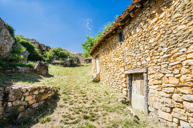 Foto parete di pietra di un vecchio edificio contro il cielo