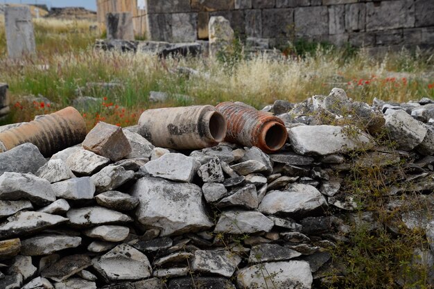 Photo stone wall and pipe on field