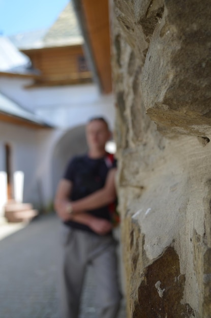 Foto un muro di pietra con una persona sullo sfondo