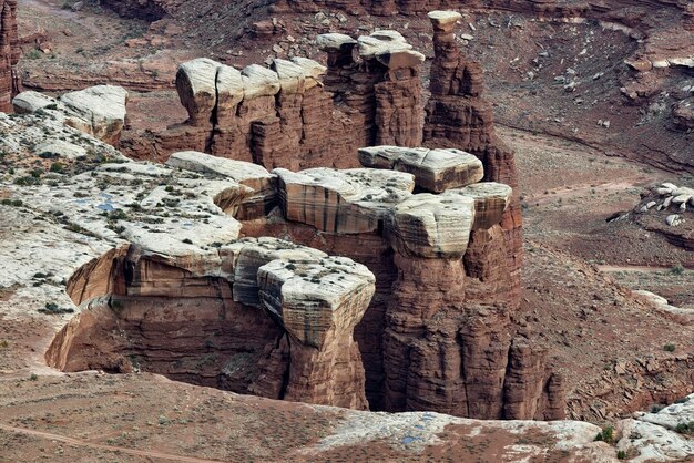 Photo stone wall with rocks in background