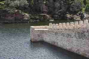 Photo a stone wall with the word  de latte  on it