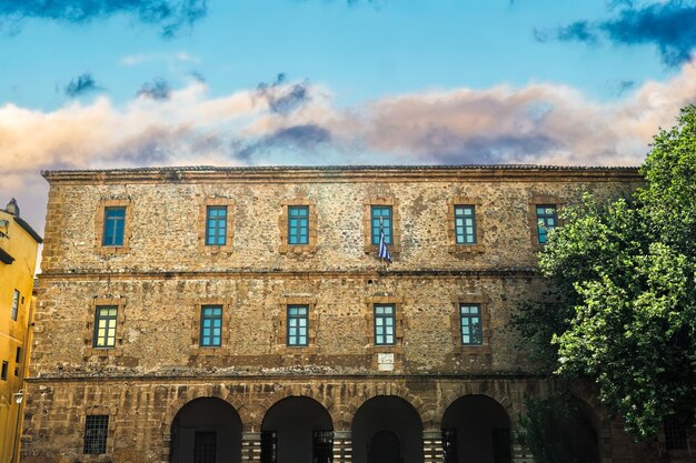 Photo stonebuilt archaeological museum of nafplio greece facade at syntagma square