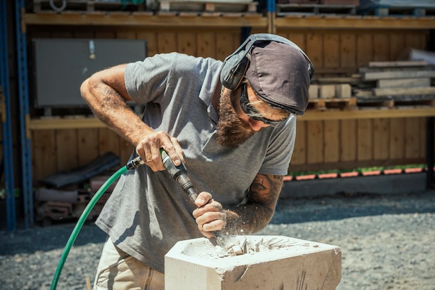 Photo stonecutter working