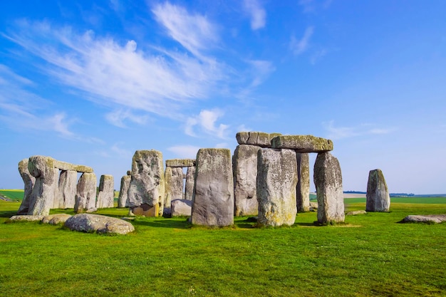 Stonehenge in wiltshire van engeland bij bewolkt weer. het is een prehistorisch monument 8 mijl ten noorden van salisbury, in de plaats wiltshire in zuidwest-engeland. het staat onder bescherming van unesco.