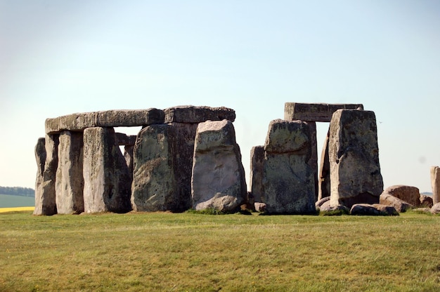 Stonehenge op een grasveld tegen een heldere lucht