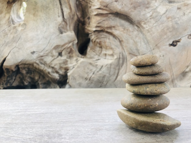 The stones are overlapped into layers on the wooden table