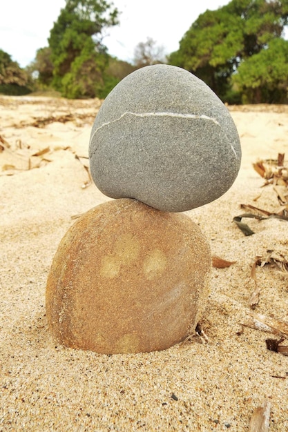 写真 浜辺 に 配置 さ れ た 石