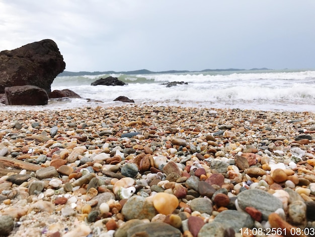 Photo stones at beach against sky