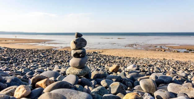 Photo stones on beach against sky