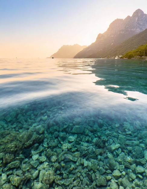 Камни на дне под чистой водой