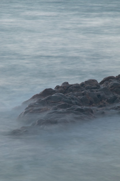 海の石。長い曝露から海の波。