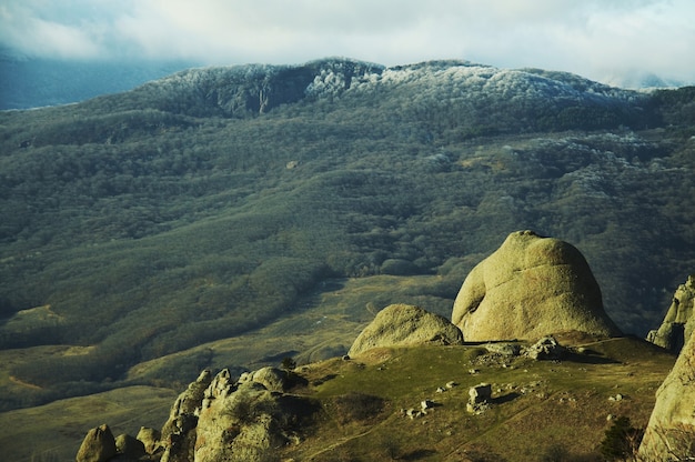 Figure di pietre sulla montagna della crimea