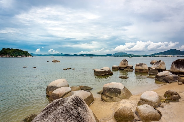 マレーシアの海の抜粋島への石