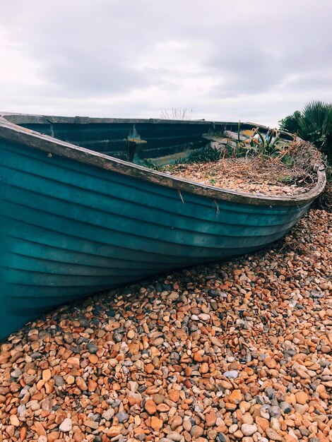 Photo stones in rowboat at beach against sky