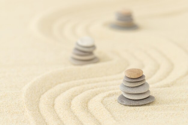 リラクゼーションのための石と砂の夏の表面