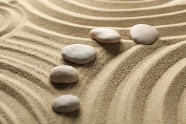 Камни на песке с узорами. Концепция дзен