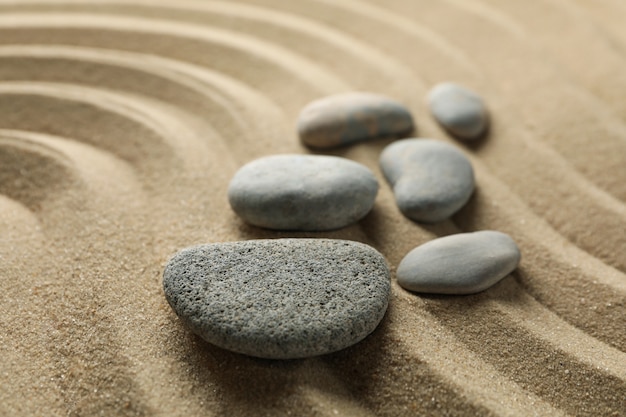 Камни на песке с узорами