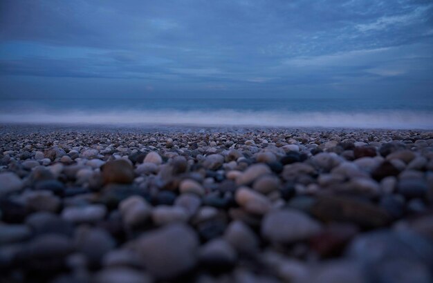 Photo stones in sea against sky