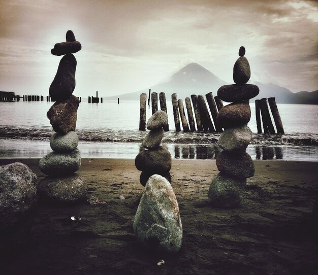 Foto pietre impilate sulla spiaggia