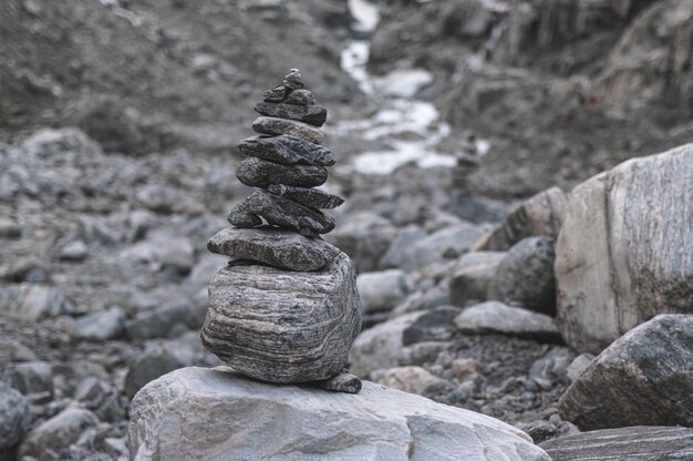 写真 ノルウェーの山の風景に積み上げられた石