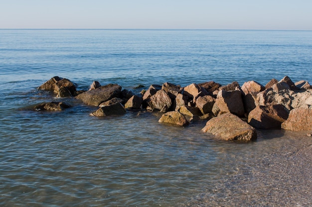 Камни в воде на берегу моря