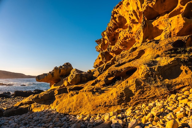 Foto baia pietrosa nella montagna jaizkibel nella città di pasajes vicino a san sebastian paesi baschi