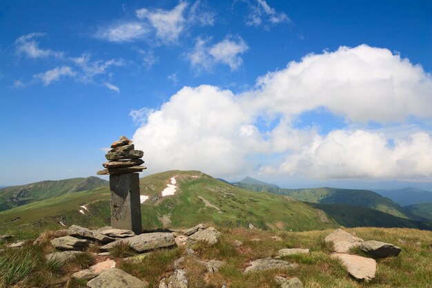 여름 산 능선과 아름다운 풍경에 스토니 포스트 (우크라이나, 카르 파 티아 산맥)