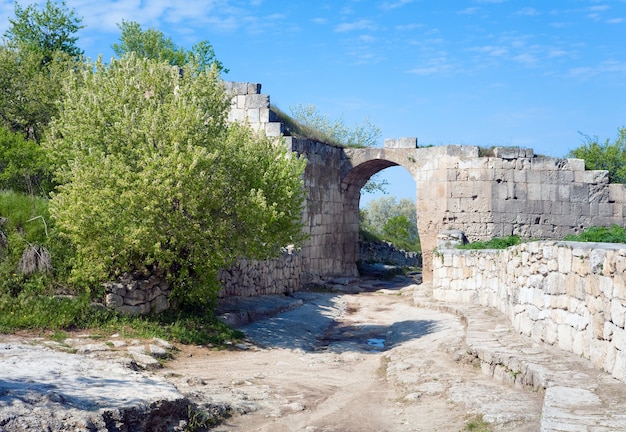 Vista della strada pietrosa nell'insediamento antico della caverna di chufut kale