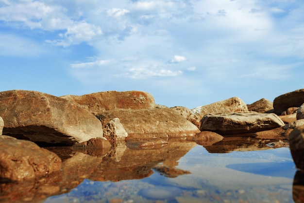 Foto foto di spiaggia pietrosa per una superficie